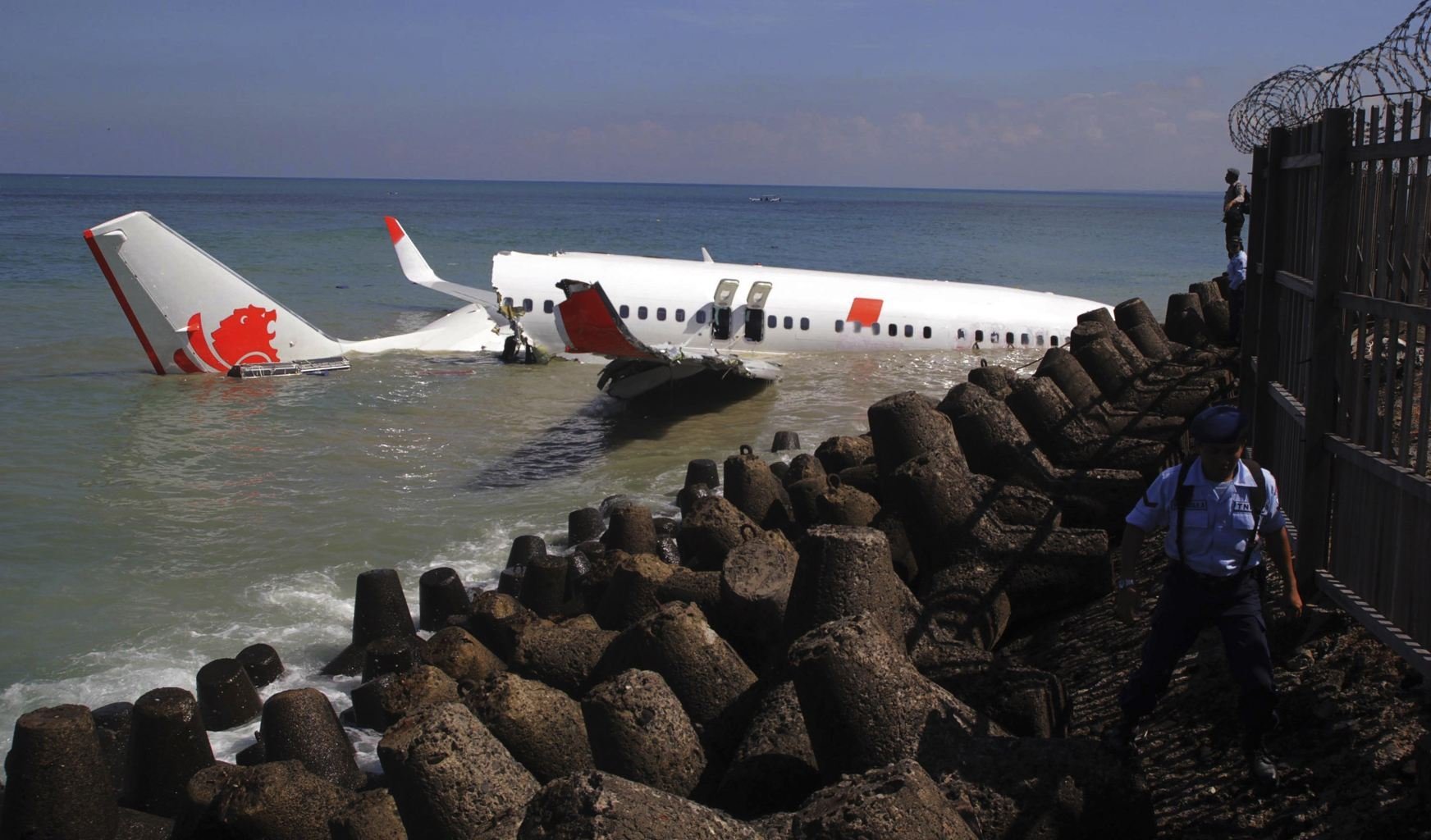 Авиакатастрофа море. Самолёт падает в море. Затонувшие самолеты. Самолет упал в море. Авадан самолет.