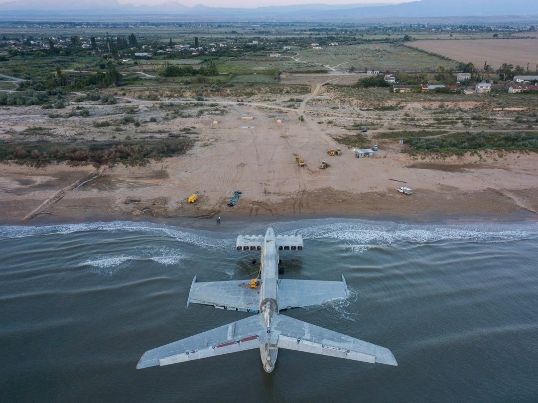 Самолет на берегу каспия