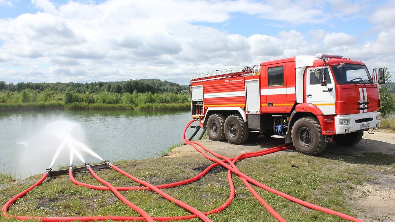 Пожарный автомобиль подача воды