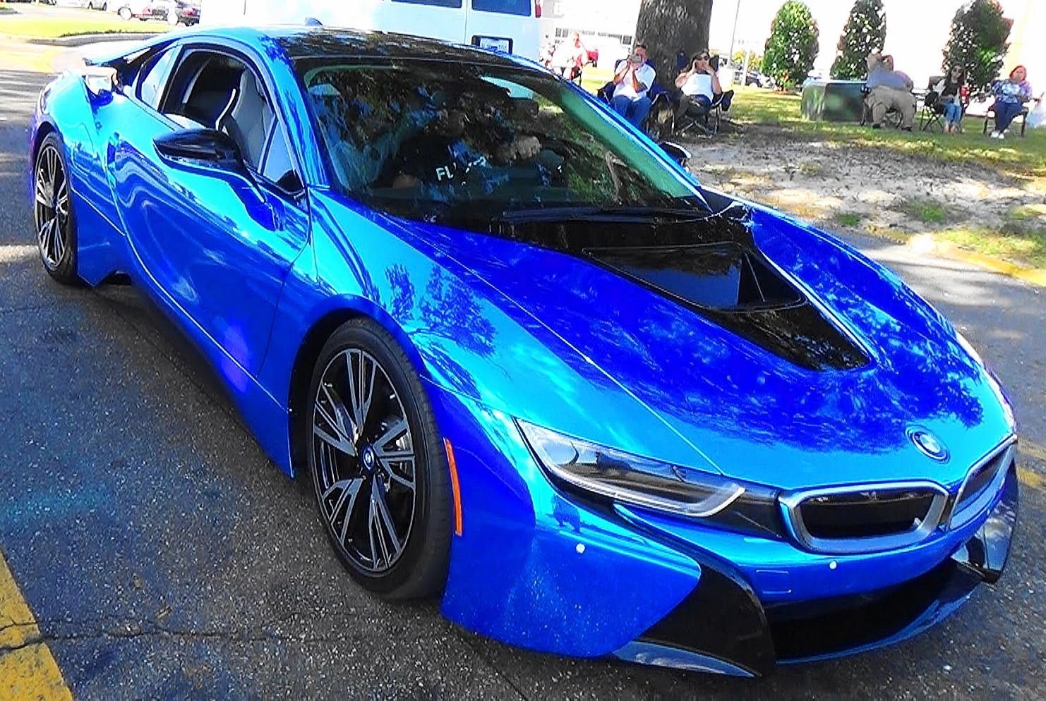 Видео машин цвета. BMW i8 синяя. БМВ ай 8 синяя. BMW спортивная i8 синяя. BMW i8 градиент.