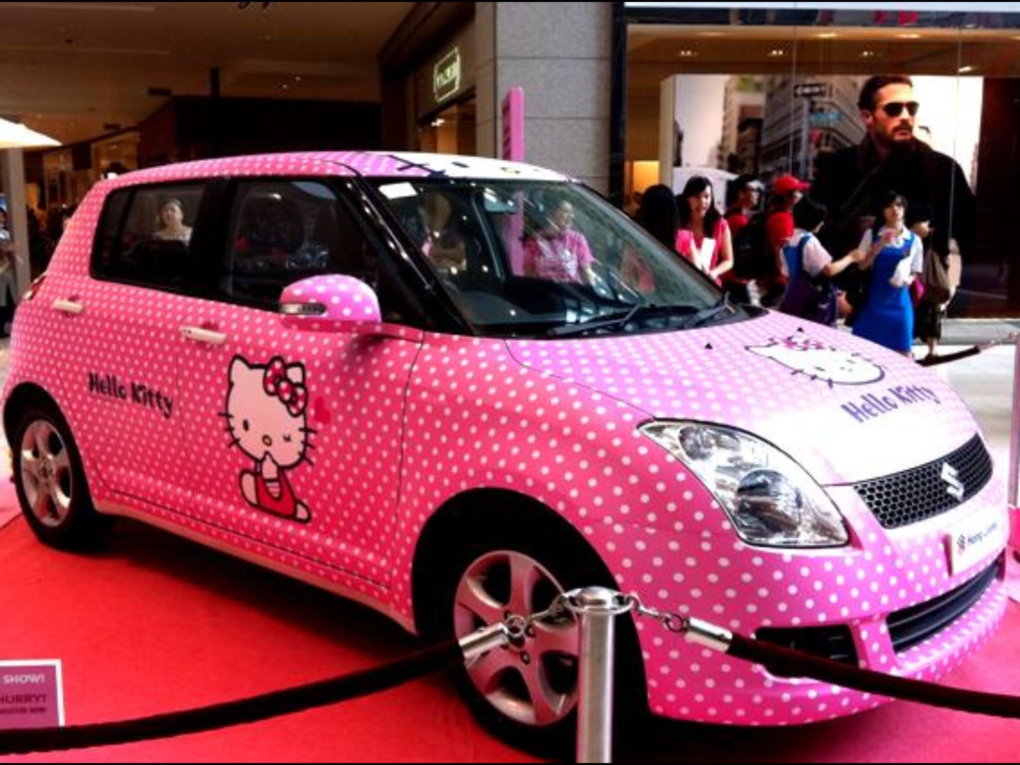 Hello machines. Розовая машина с Хеллоу Китти. Машинка hello Kitty. Машина Хелло Китти розовая. Сузуки Хэллоу Китти.