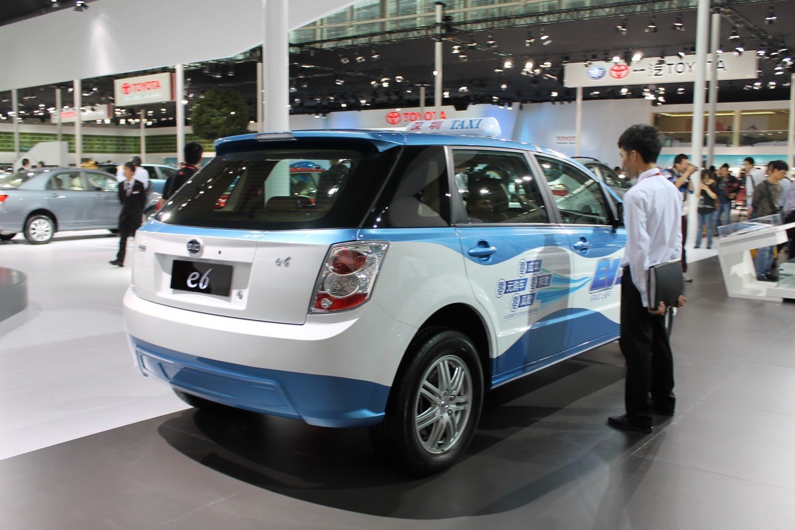 Китайский автосалон. BYD e6 2019. BYD e6 2014. BYD Electric car. BYD d1.