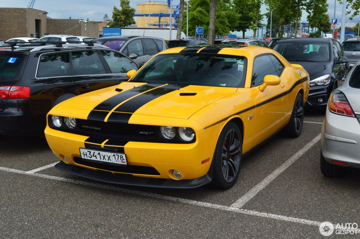 Желтая машина с черными полосками