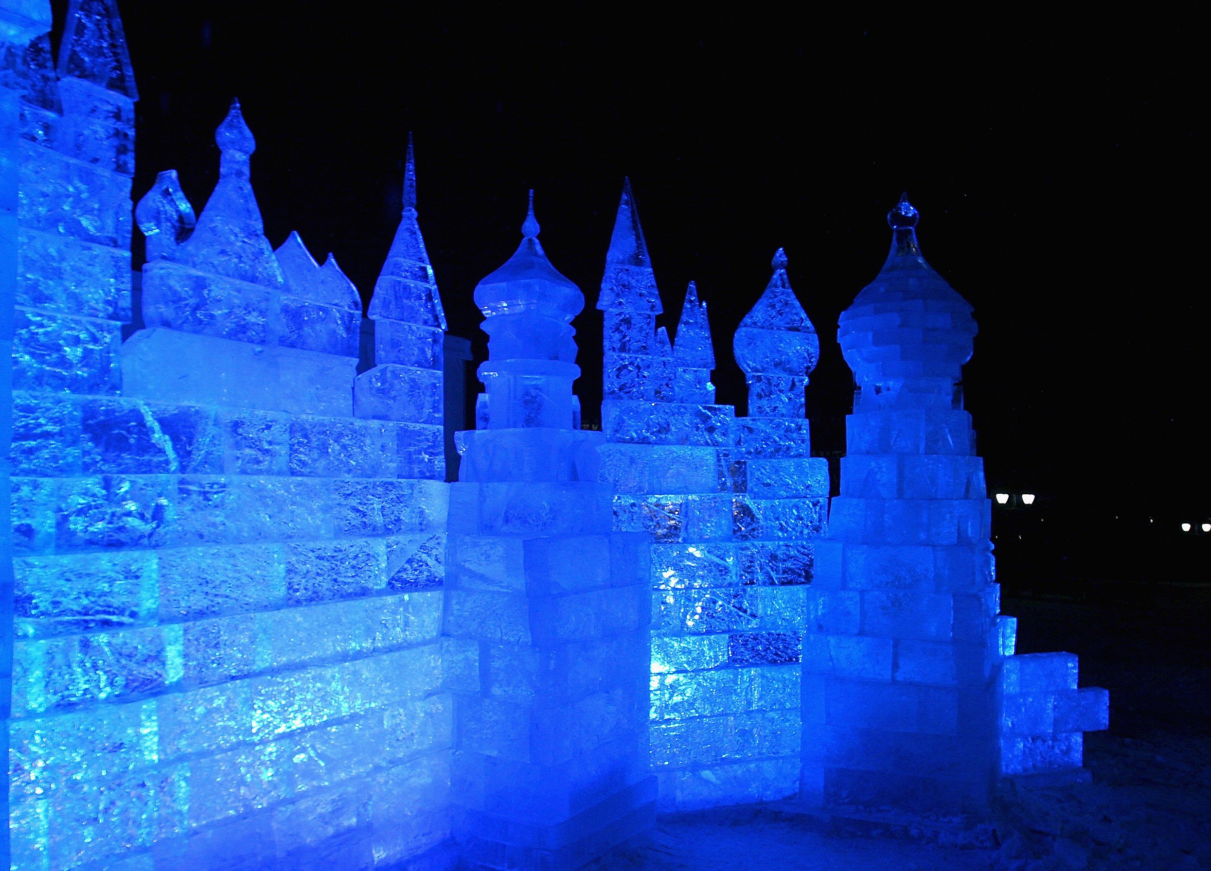 Как называется большой ледяной дворец снежной королевы. Ледяной дворец Фицджеральд. Ледяной дворец Анны Иоанновны. Замок снежной королевы изо льда. Ледяные замки Сильверстоун Колорадо.