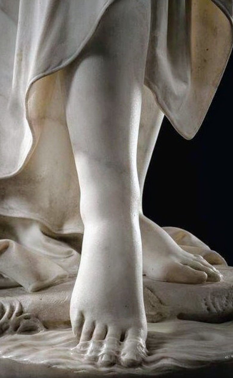 Женские ноги скульптура