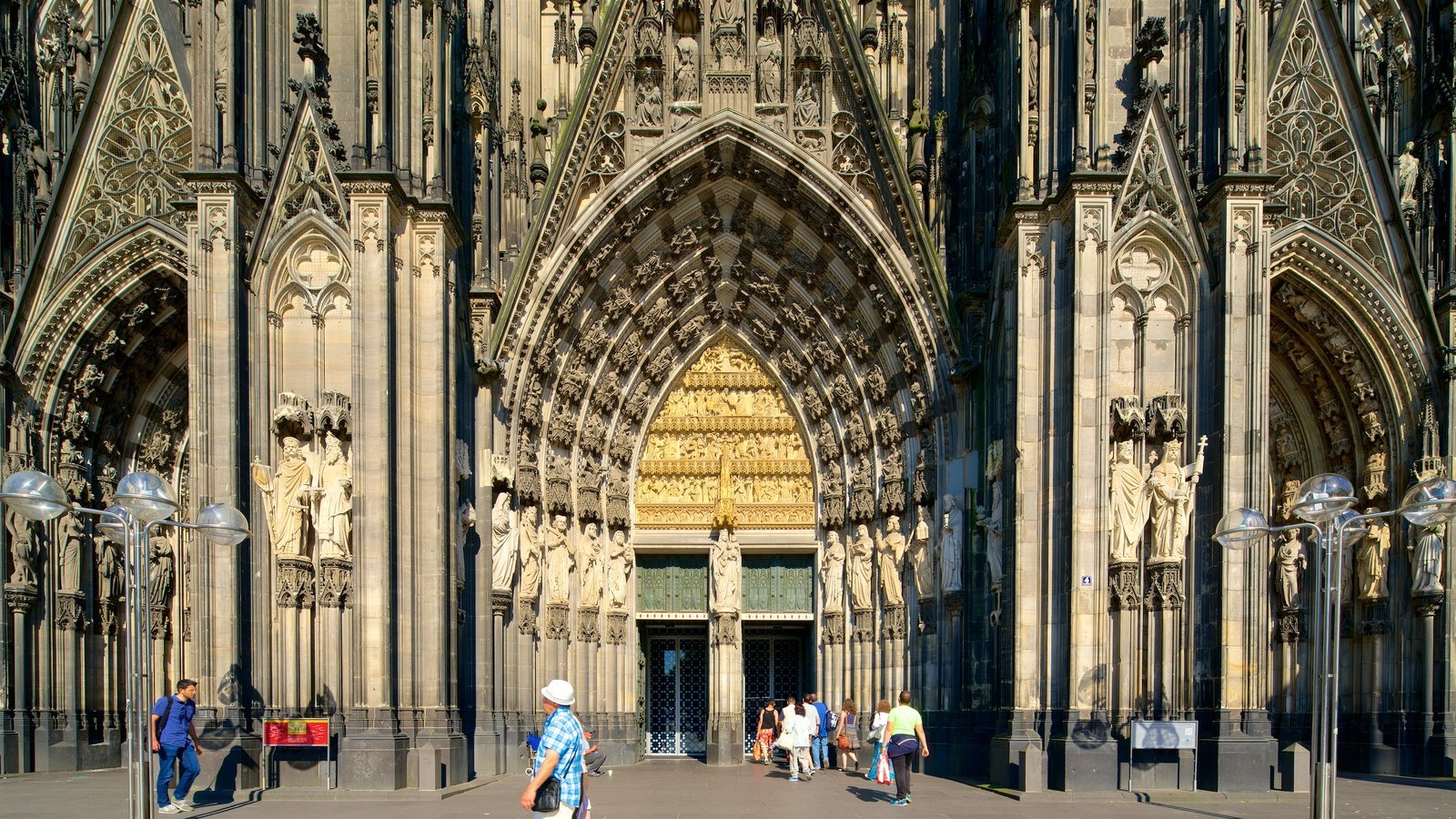 Famous cathedral. Соборы в Париже Тулузе Роттердаме.