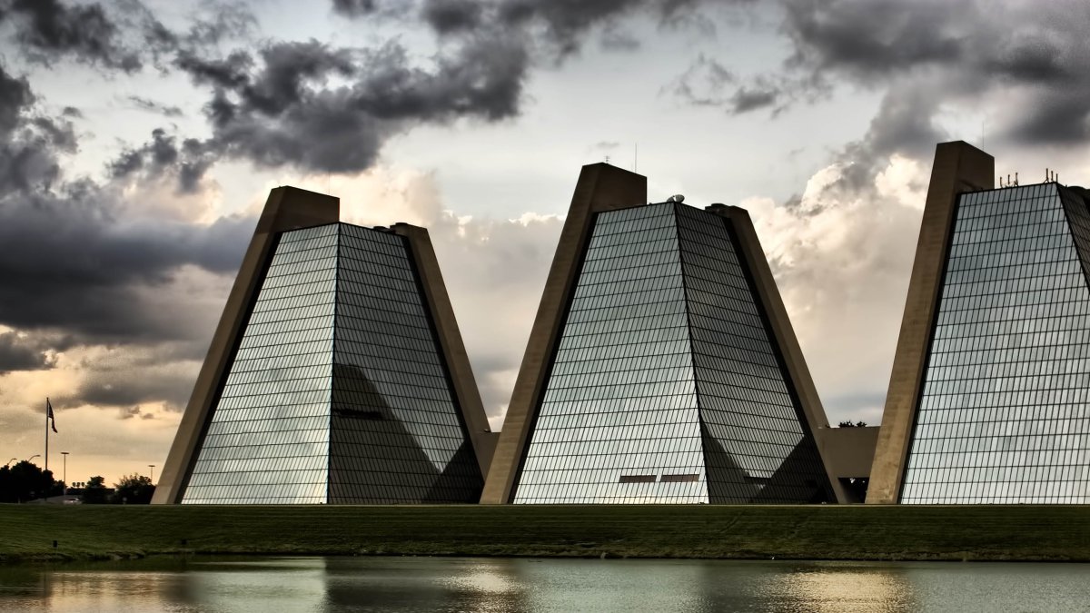 Усеченная пирамида в архитектуре