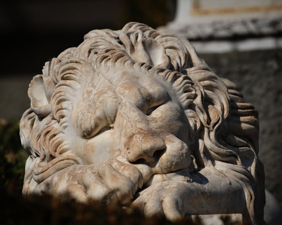 Спящий лев скульптура