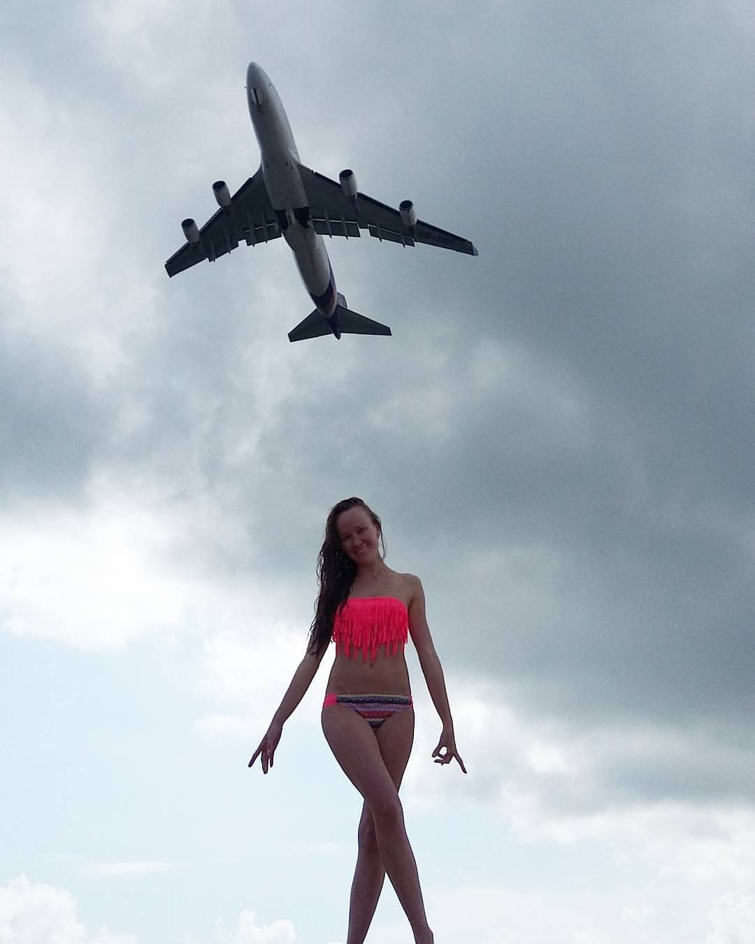Самолет над головой. Пляж с самолетами над головой. Самолет над головой девушки.