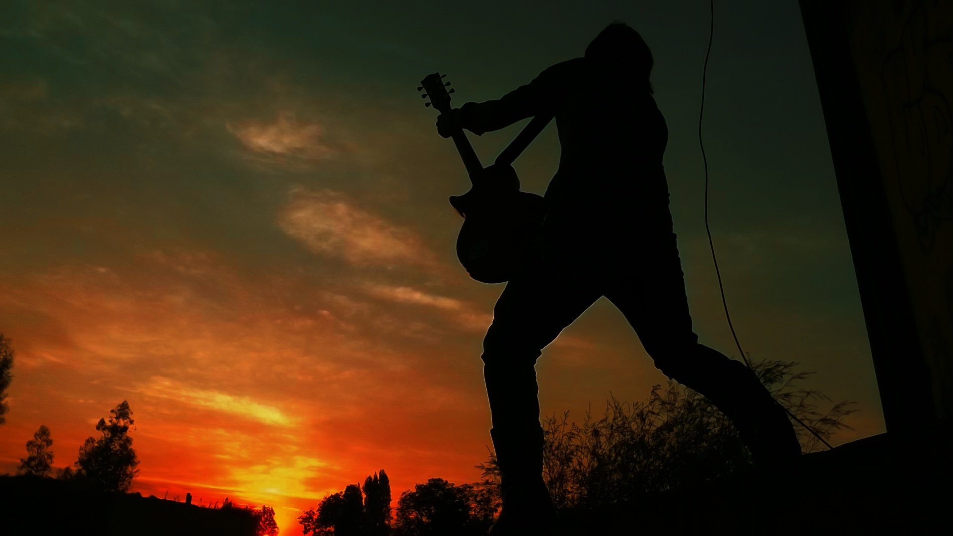 Песни рок ночь. Человек с гитарой на закате. Человек с электрогитарой. Рок гитарист. Гитарист на закате.