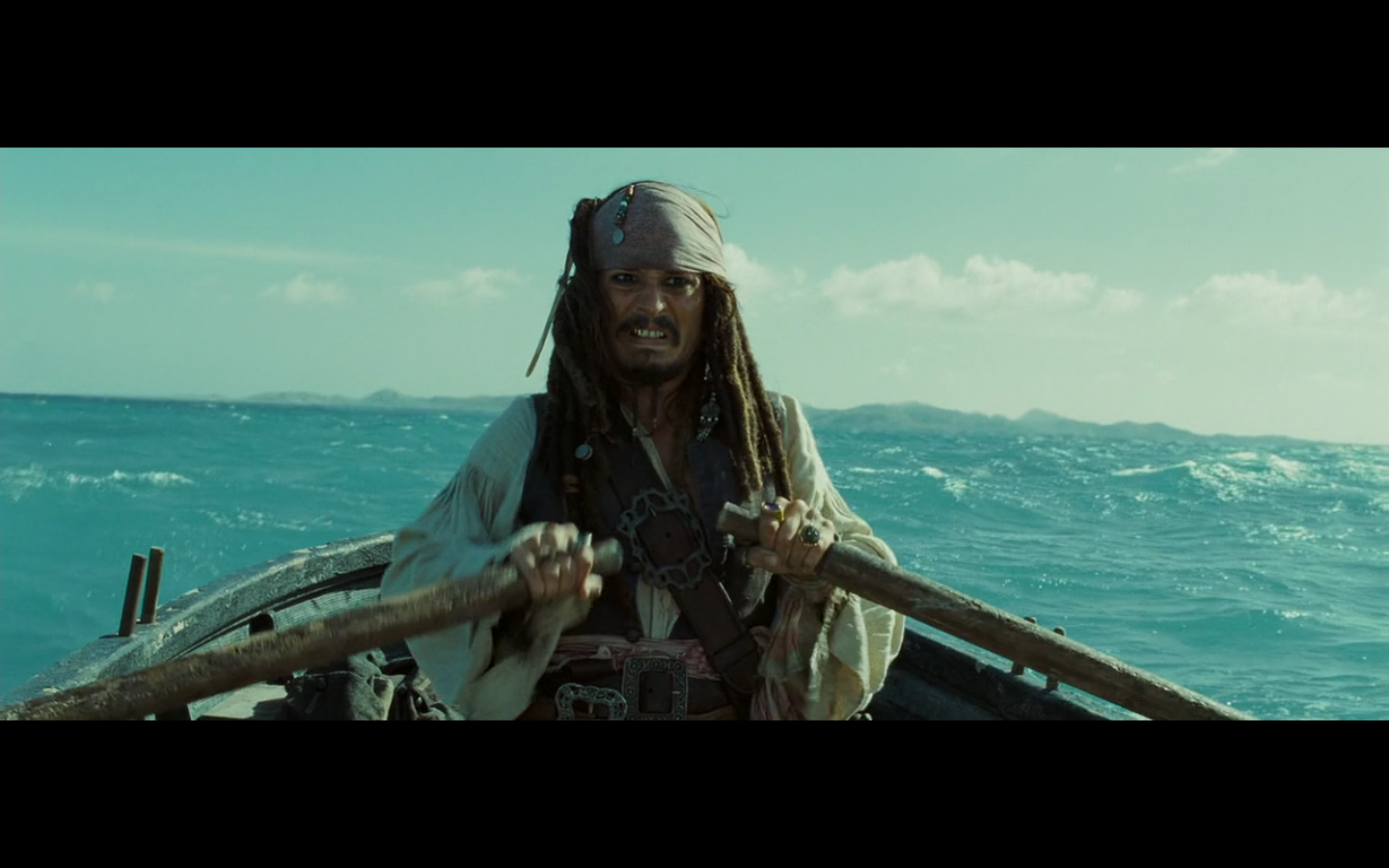 Пираты Карибского моря Джек Воробей на лодке. Капитан Джек Воробей причаливает. Капитаны Карибского моря. Капитан Джек Воробей на тонущем корабле.