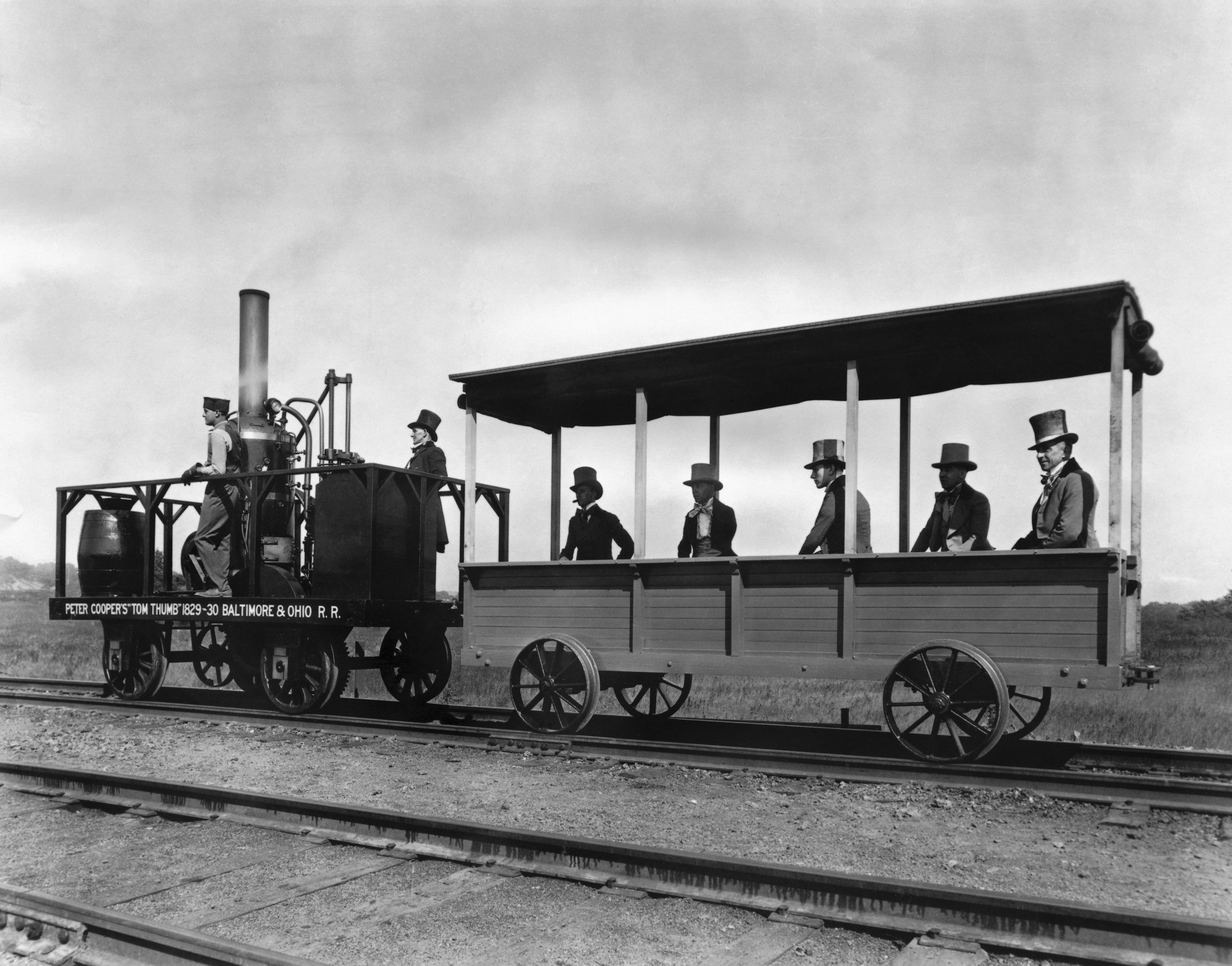 Появление железной дороги. Первый паровоз 1803. Первая железная дорога в США 1830. Первый пассажирский паровоз в мире. Первый паровоз 19 века.