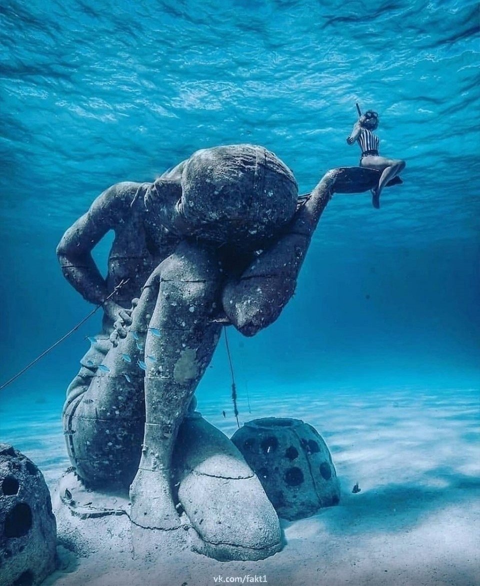 Подводная статуя на багамах