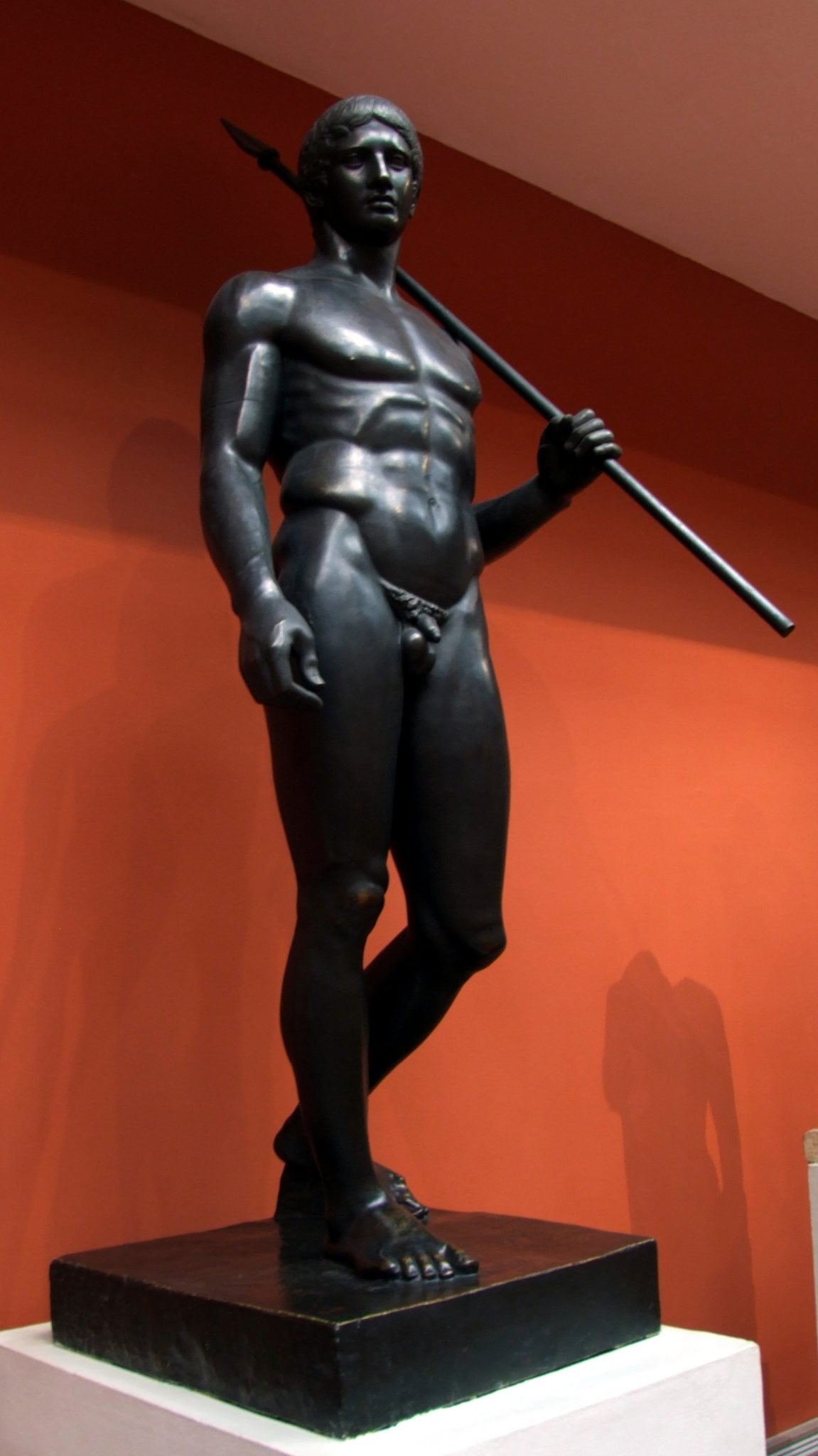 Статуя копьеносец