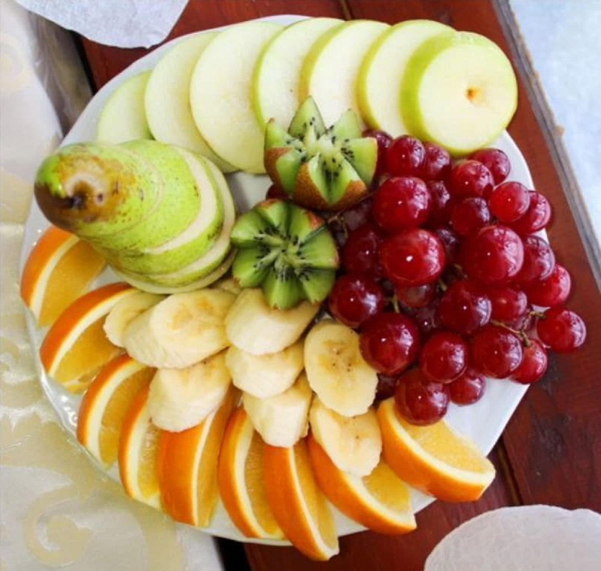 Красивая подача фруктов на стол