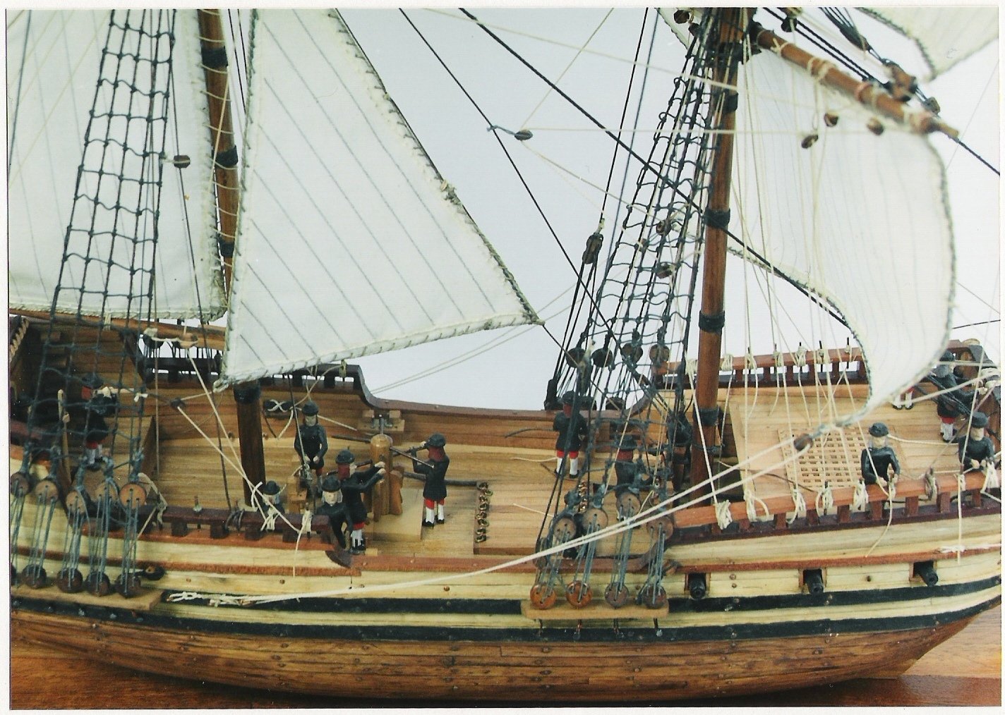 Эспаньела. Корабль шхуна Испаньола. Балтийская Бригантина 18 века. Бригантина корабль 17 века. Корабль Испаньола остров сокровищ.