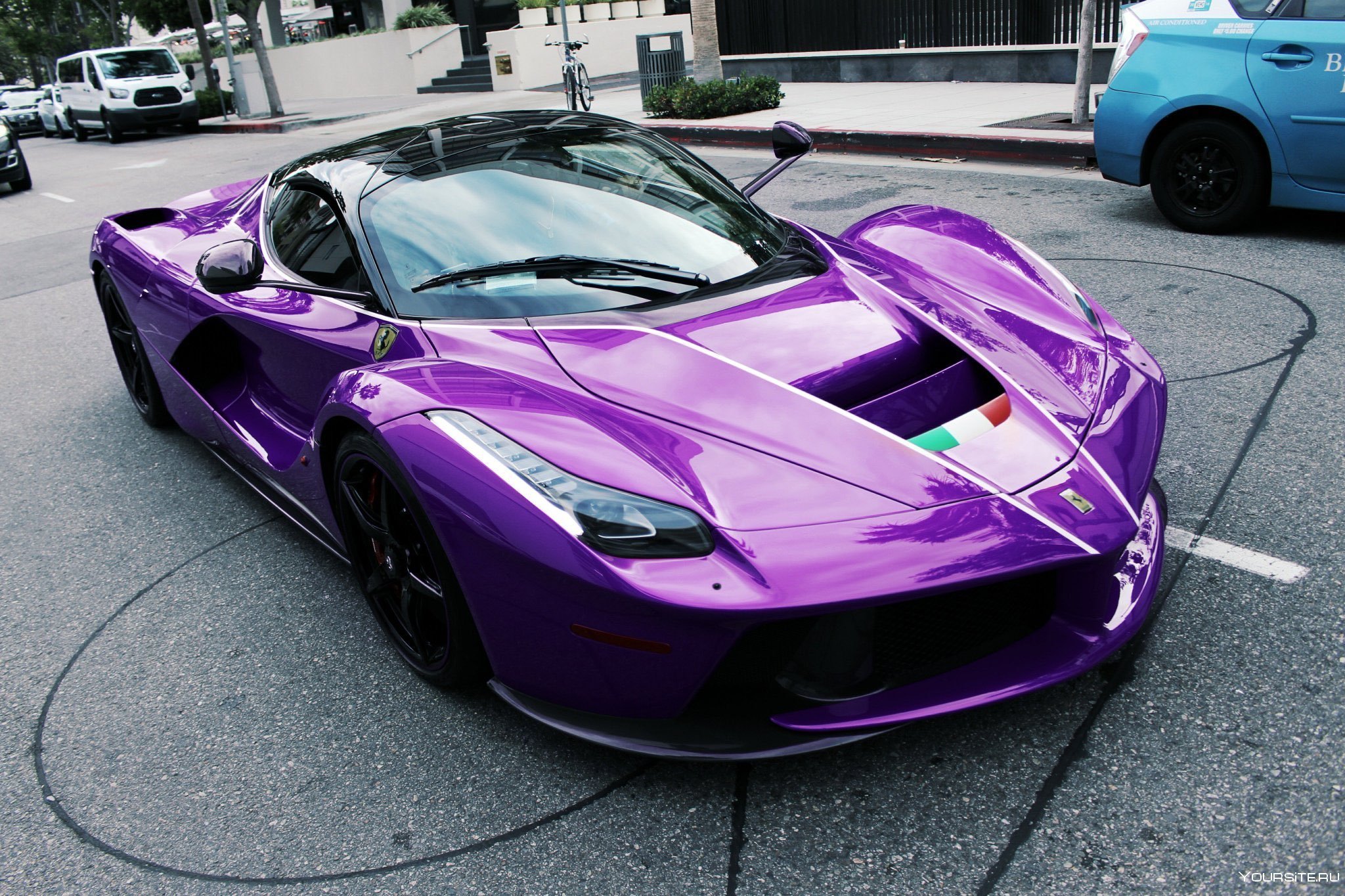 Видео машин цвета. Феррари ла Феррари фиолетовая. Макларен фиолетовый. Ferrari LAFERRARI Purple. Фиолетовая Макларен p1.