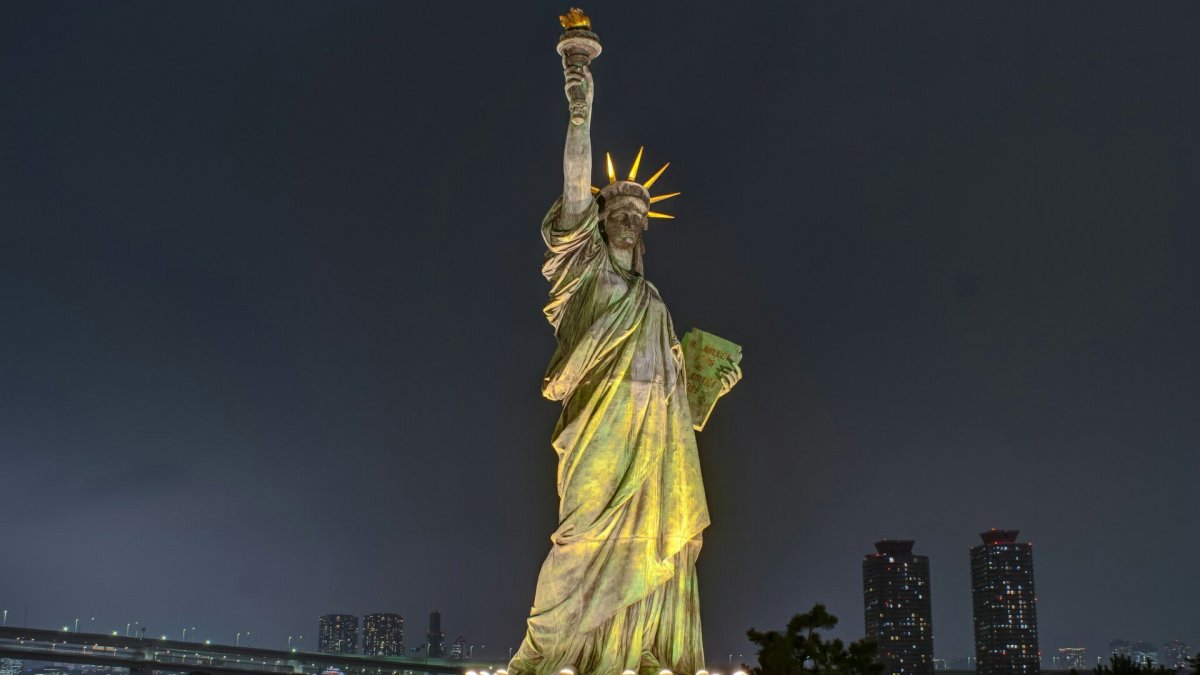 Статуя свободы ночью
