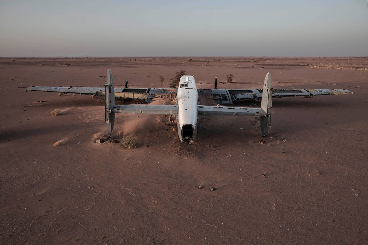 Самолет в пустыне