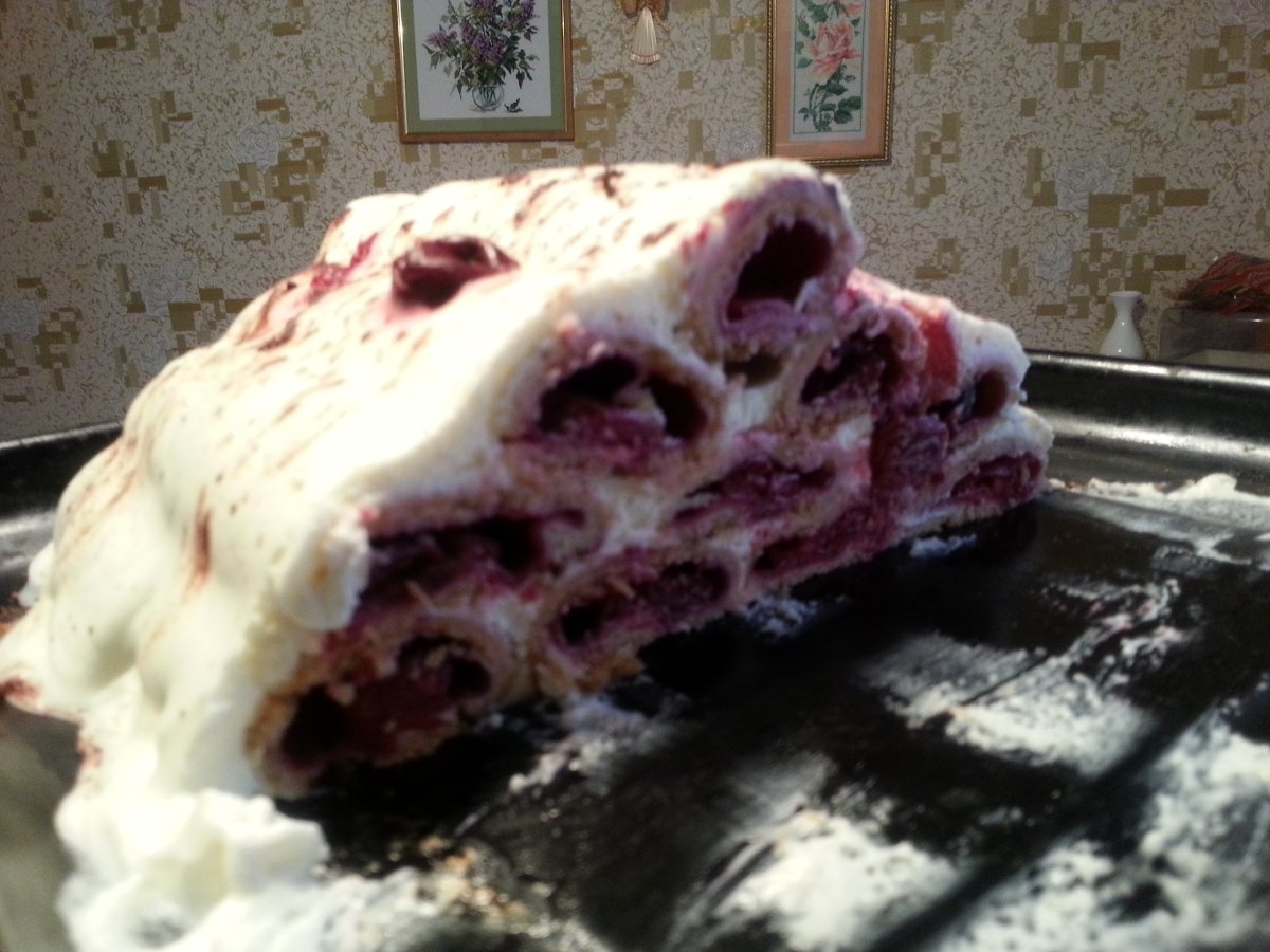 Дрова под снегом торт. Торт дрова. Торт дрова под снегом с вишней фото. Национальная молдавская еда дрова под снегом.