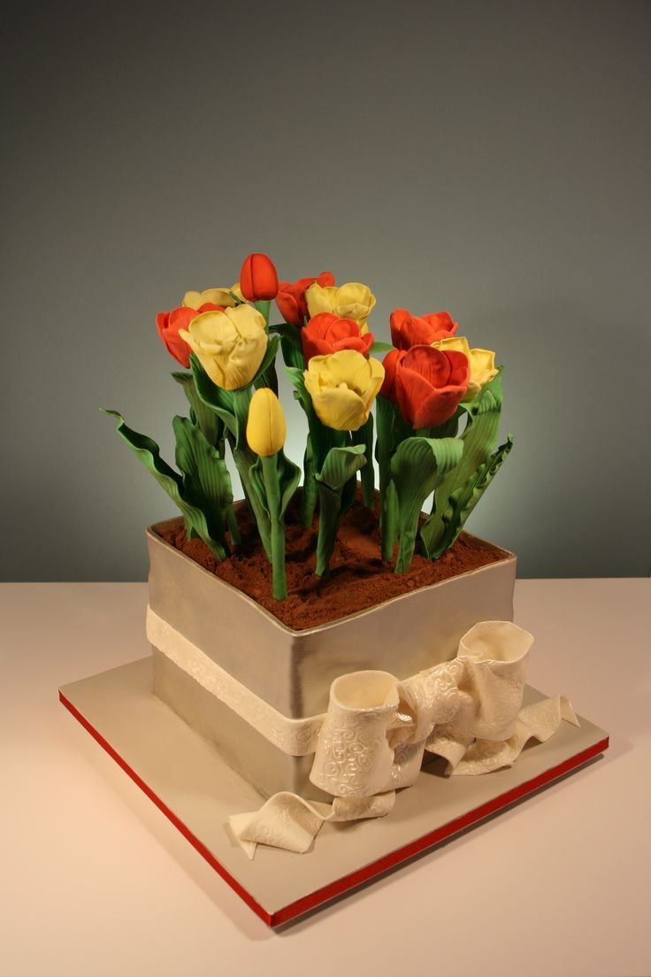 Торт в виде вазы с цветами