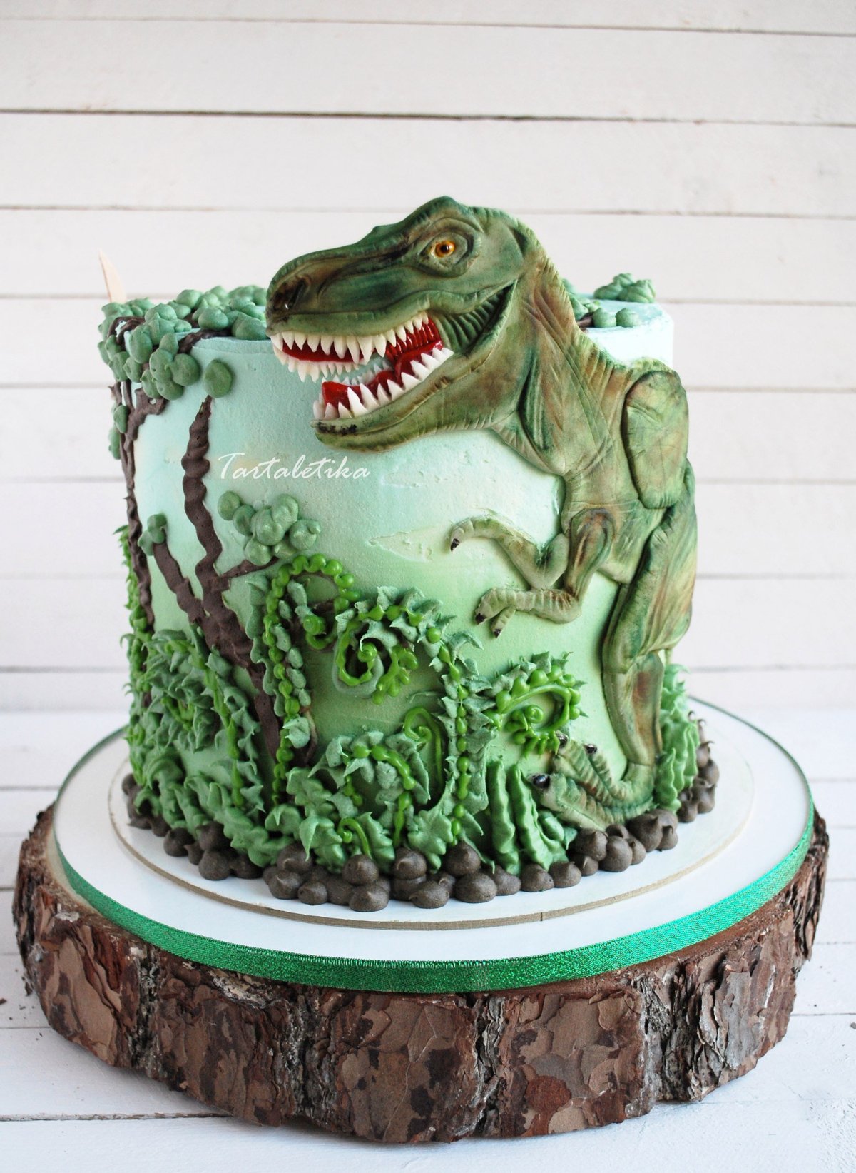 Торт в форме динозавра